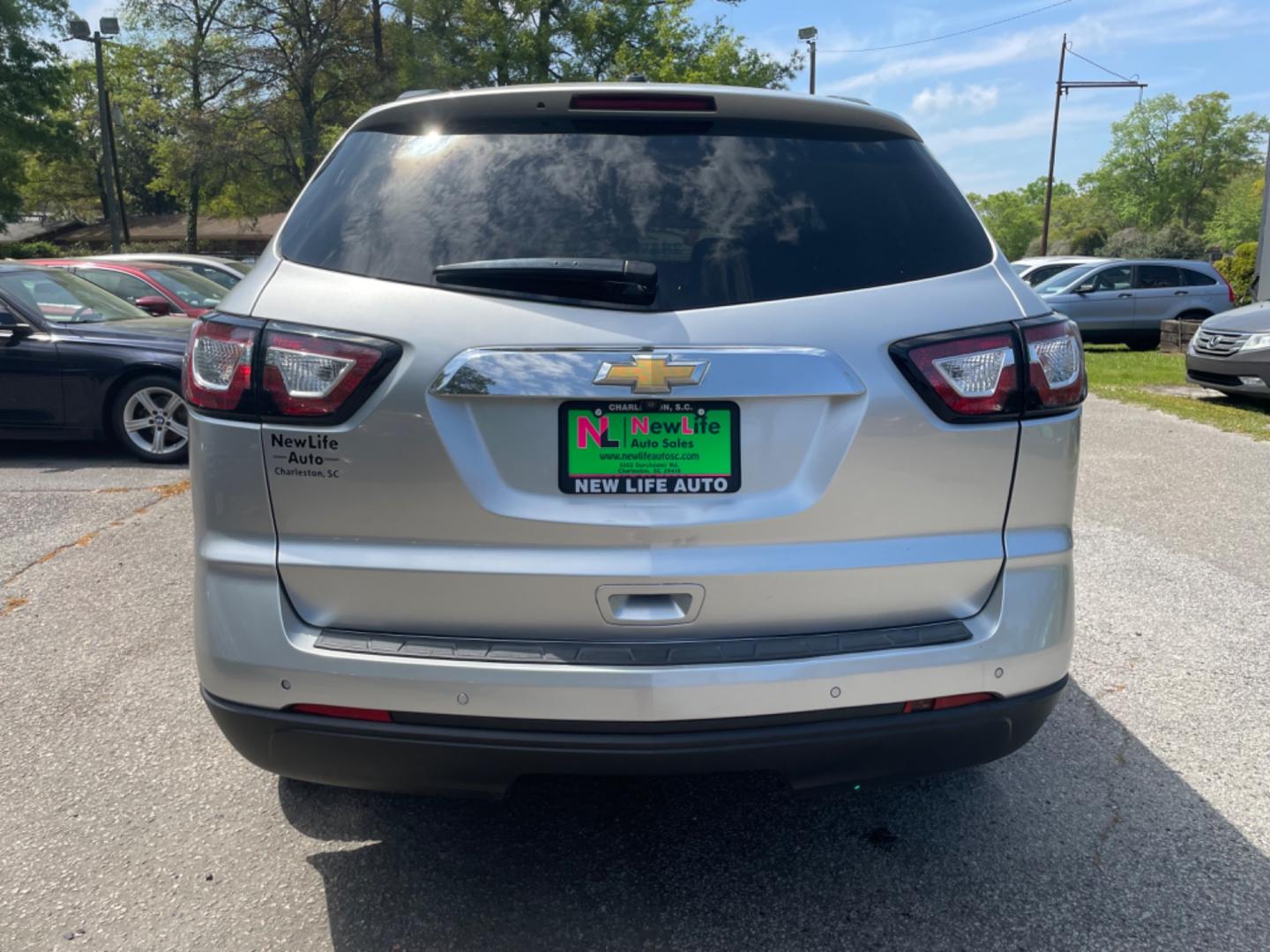 2017 SILVER /GRAY Chevrolet Traverse (1GNKRHKD8HJ) , located at 5103 Dorchester Rd., Charleston, SC, 29418-5607, (843) 767-1122, 36.245171, -115.228050 - Clean and Spacious Interior with Bose Stereo CD/AUX/Sat/Bluetooth, OnStar, Power Everything (windows, locks, seat, mirrors), Heated Seats, Power Liftgate, All-weather Mats, Rear Climate Control, Middle Captain's Seats, Keyless Entry, Alloy Wheels. Local Trade-in!! 131k miles Located at New Life Aut - Photo#5